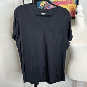 Lands’ End relaxed fit with pocket tee in black.  Size xl. Excellent condition.